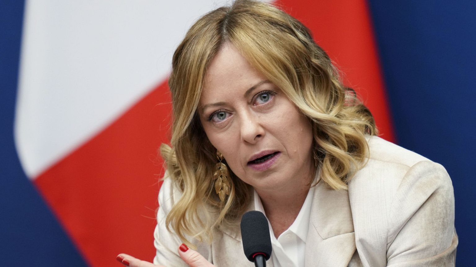 L’indépendance suisse en péril : Un avertissement de Giorgia Meloni